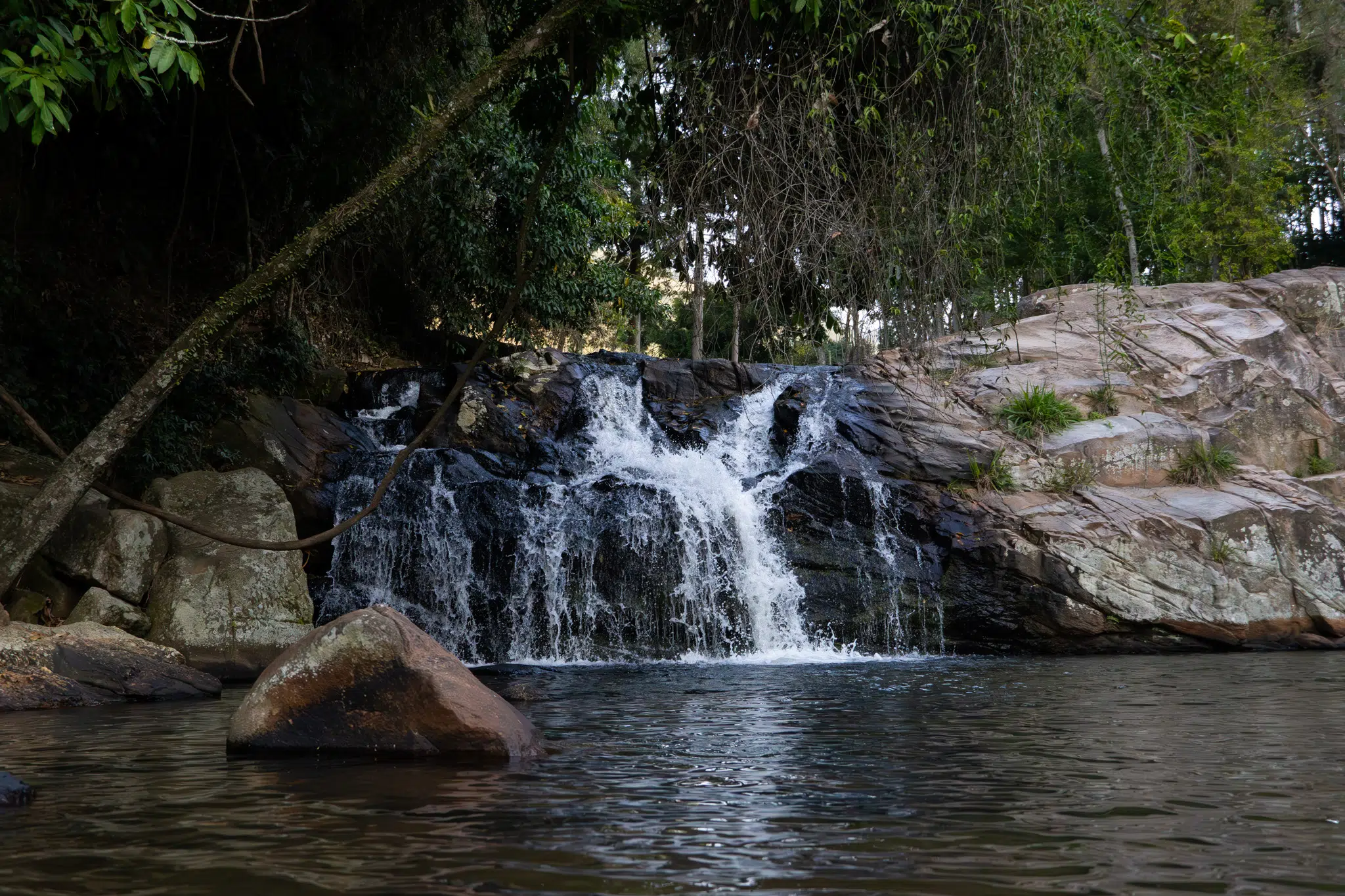 Cachoeira de Tomascar com queda d'água entre pedras e vegetação